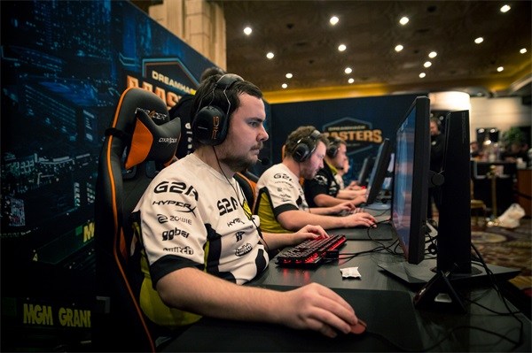 科曼通过与 科曼通过与